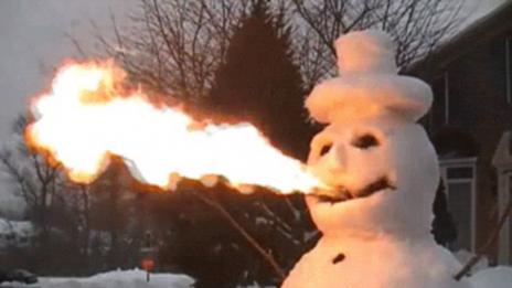 Снежно изкуство: Ким Кардашян и Батман като снежен човек