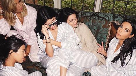 Ким Кардашян си организира пижамено парти със сестрите си