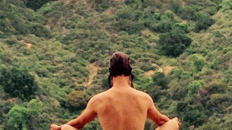 Джош Дюамел практикува гола медитация