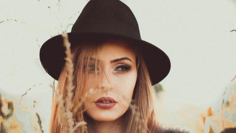 На кои фактори се дължи мазната кожа?