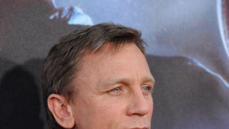 Бившата на Джеймс Бонд му отмъсти с милион долара