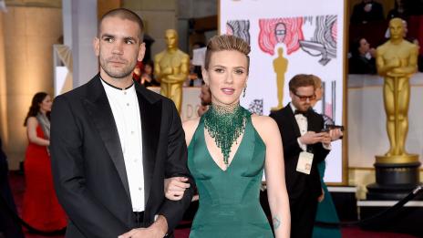 Съпругът на Йохансон я помоли да не се развеждат