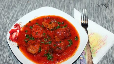 Как да приготвим: Пикантни кюфтенца с доматен сос