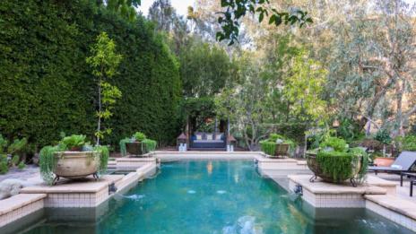 Продуцентът на „Красив ум“ продава резиденция с камбанария