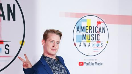 Маколи Кълкин играе „Сам вкъщи“, когато сваля момичета