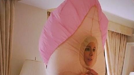 Кейт Бекинсейл шокира със селфи като пенис