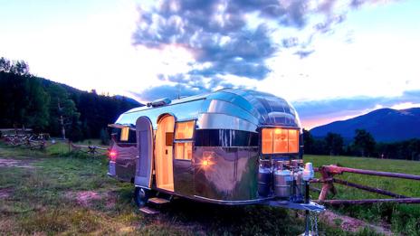 Каравана от миналия век се превърна в уютен дом