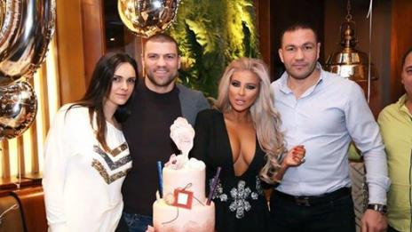 Андреа чукна 30 с деколте до пъпа