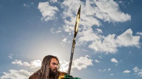 Аквамен влиза в музей преди големия екран