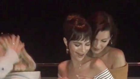 Бела Хадид и Емили Ратайковски палуват на яхта (ВИДЕО)