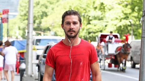 Шая Лебьоф отказва алкохола заради Брад Пит