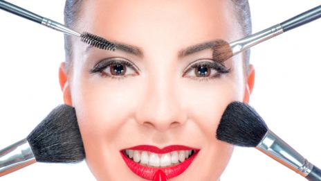 Странни тенденции: Червено червило под очите