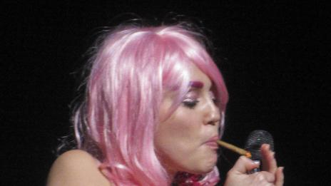 Голата Майли пак запали джойнт на сцената