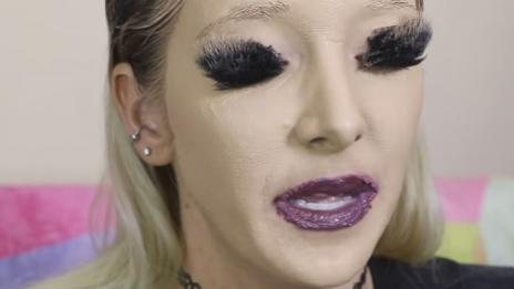 Тя го направи! Сложи си 600 слоя козметика