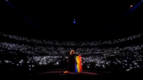 Адел плаче за жертвите в Орландо