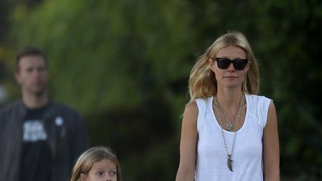 Гуинет позволява на децата си по една кола на седмица