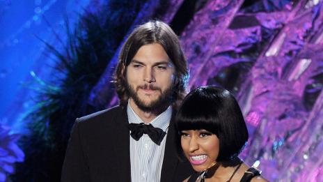 Аштън се разголи, беше обещано (видео)