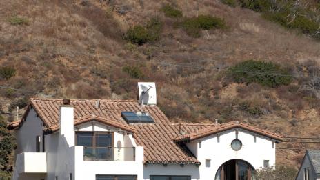 Домът на Джон Кюсак като излязъл от „Двама мъже и половина“