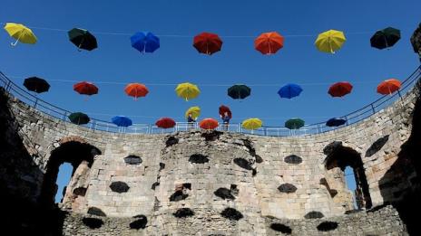 Дъжд от чадъри над замъка Клифърд