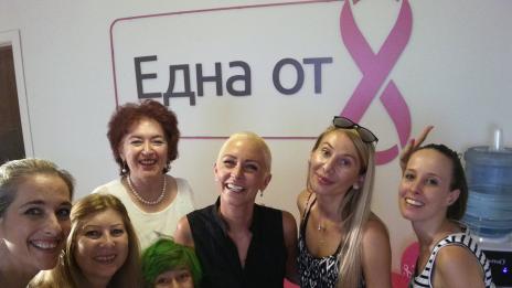 Нана обръсна главата си на живо във Facebook