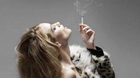 Цветето Роузи разлисти цвят по страниците на DT