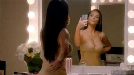 Ким Кардашян се присмива на своята мания по селфитата