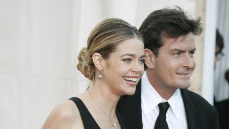 Чарли Шийн изгони Денис Ричардс от дома ѝ