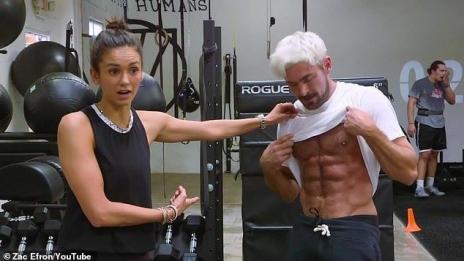 Нина Добрев флиртува с добрия си приятел Зак Ефрон