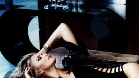 Чарлийз Терон е сама, но не и самотна