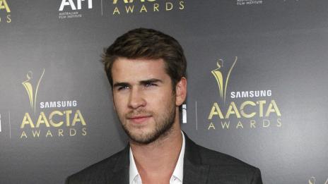 Лиъм Хемсуърт се разхожда гневен в Австралия