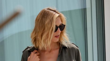 Папараци: Аня Рубик показа гръд във френски хотел