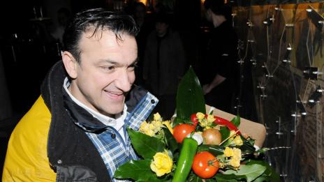 Зуека и приятелката му Ани чакат дете