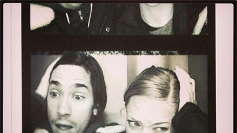 Аманда Сейфрид пусна сънливо селфи с гаджето си Джъстин Лонг