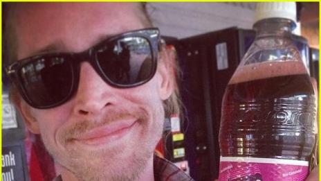 Маколи Кълкин уверява феновете си, че е жив