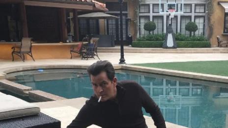 Чарли заби бавачката на децата си