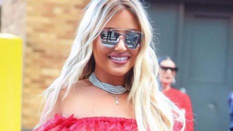 Гери-Никол показва сексапил с прозрачно бюстие в Ню Йорк