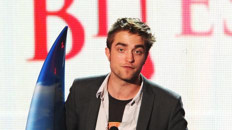 Патинсън подари китара на уличен музикант