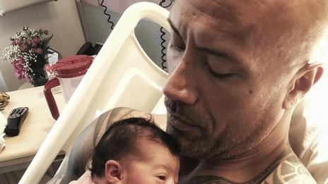 Скалата – горд татко на трето момиченце