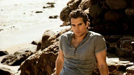 Хенри Кавил харесва жени, които носят на алкохол