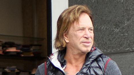 Мики Рурк се появи в прилепнал клин и със страшно лице!