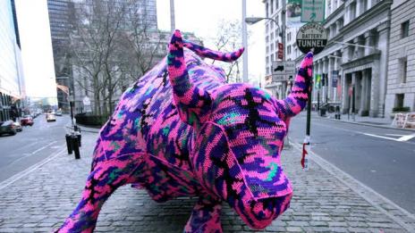 Улична утопия от прежда и куки