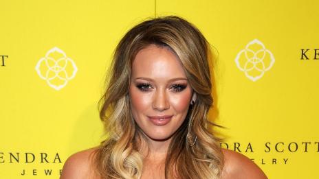 100 000 долара за уволнената Хилари Дъф