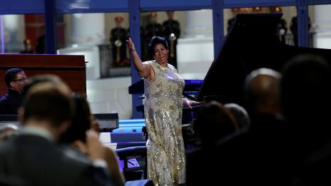 Последно сбогом: Близки и приятели посетиха Арета Франклин