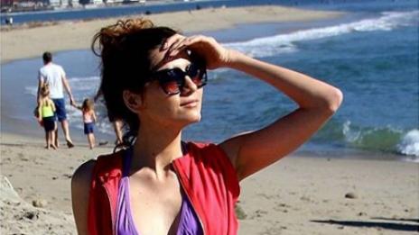 Бланка Бланко разгорещи въздуха, като остана по коледна украса