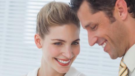 Знаците, че колежката ви сваля