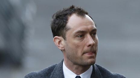 Джъд Лоу още не е преглътнал аферата на Сиена Милър с Даниел Крейг