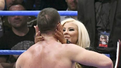 Кобрата наби Нигерийския кошмар, Андреа го разцелува