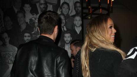 Папараци: Марая Кери спипана с гаджето в Холивуд