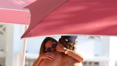 Влюбени: Марк Уолбърг и жена му като младоженци на Барбадос