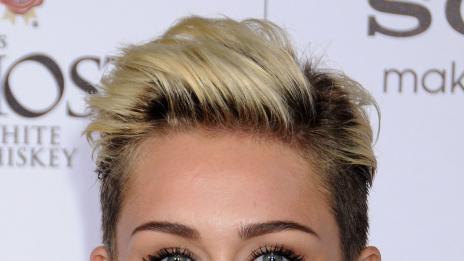 Майли Сайръс се потопи в пудра